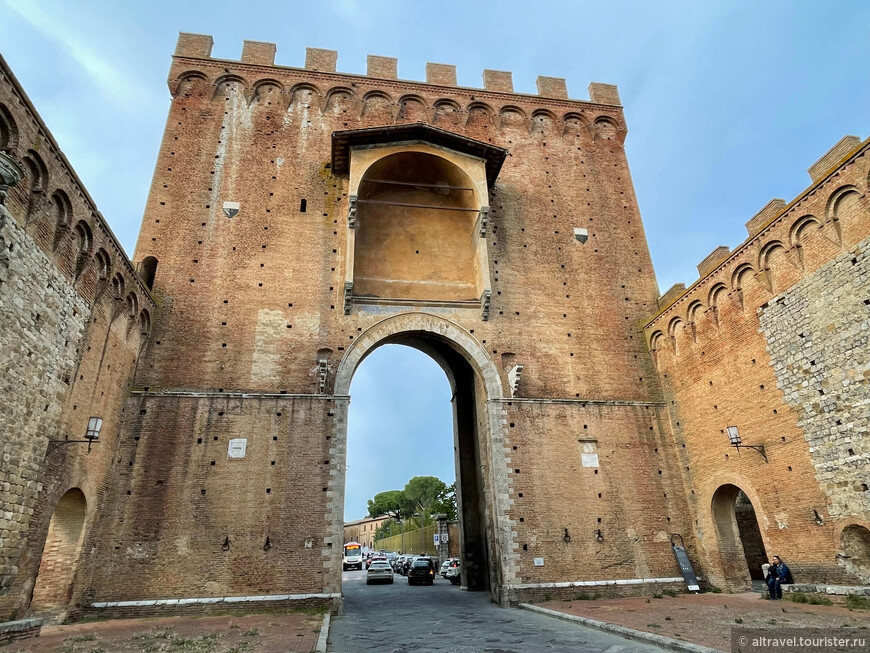 Римские ворота (Porta Romana). 