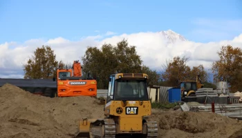 Строительство ледового дворца продолжается в Елизове на Камчатке