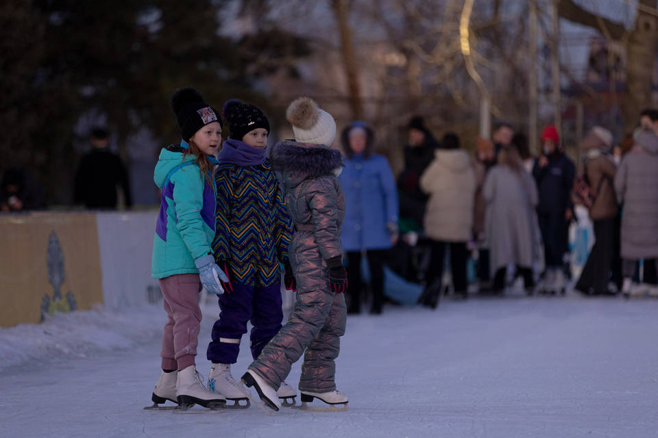 На катке было 10 человек