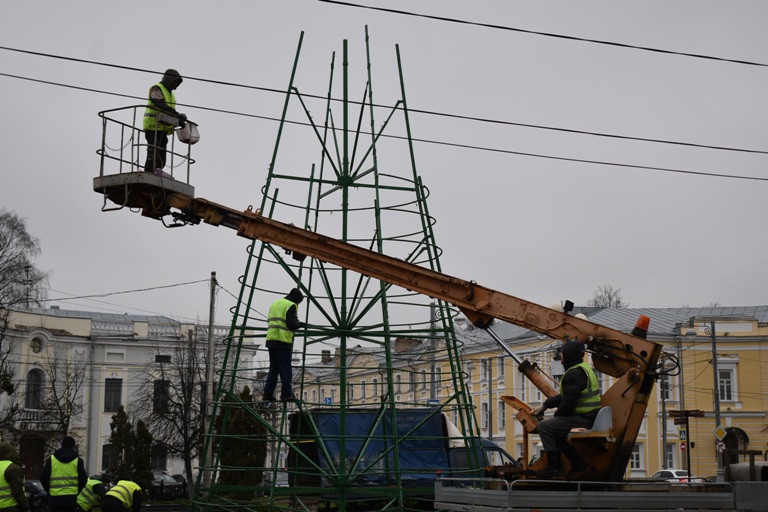 В Твери стартовали работы по новогоднему украшению города
