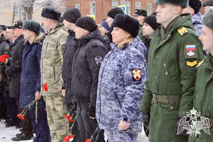 Память начальника войск РХБ защиты Игоря Кириллова почтили сотрудники Росгвардии в Костроме