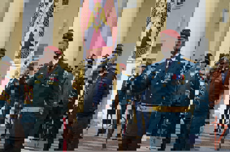 Первый заместитель директора Росгвардии генерал-полковник Юрий Яшин вручил вымпел директора Росгвардии Центру специального назначения «Витязь»