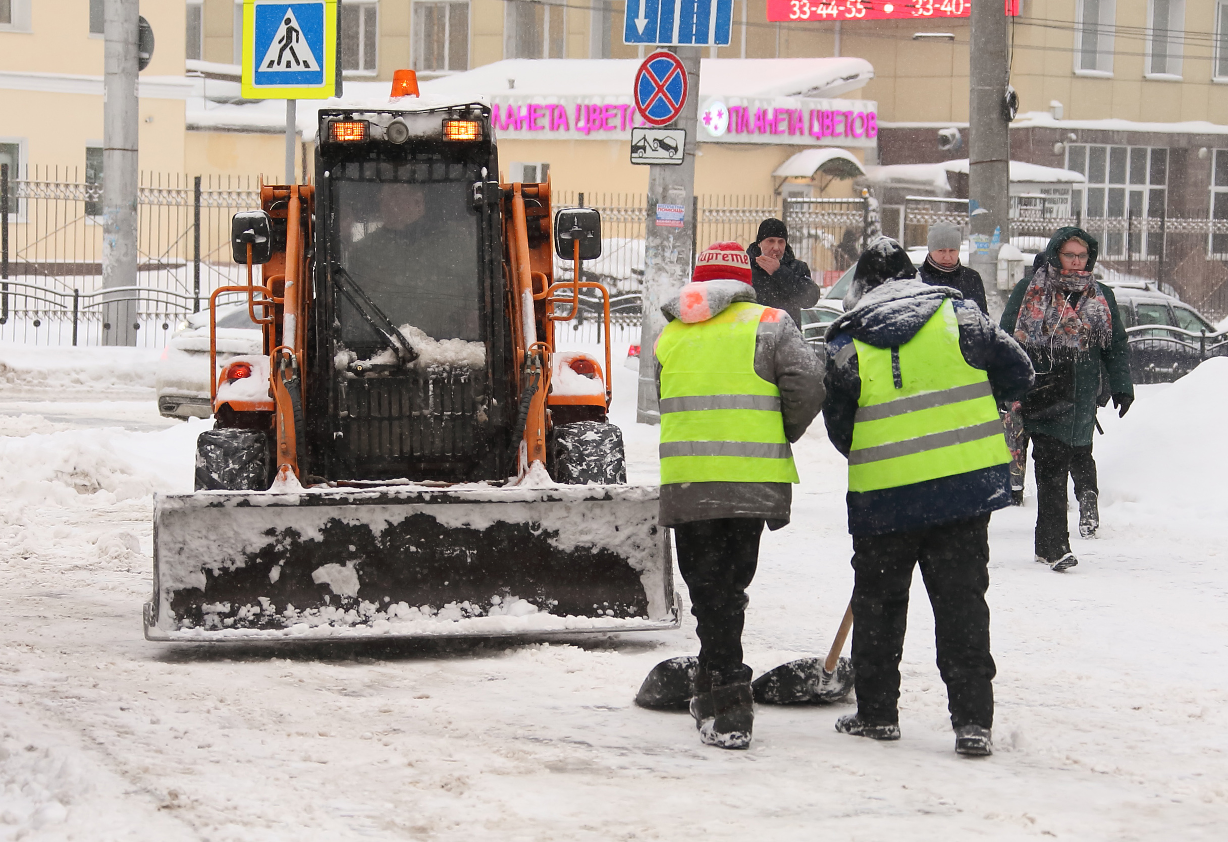 Уборка наледи с тротуаров в Европе. Уборка снега в метель. Снег в Калуге. Снег метель в городе.