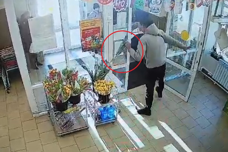 В городе Волосово наряд вневедомственной охраны задержал местного жителя, похитившего из супермаркета букет цветов