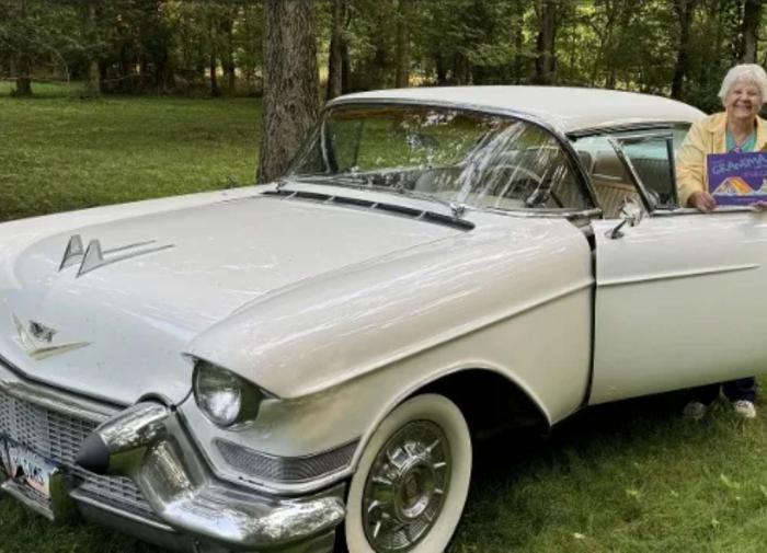 В США 79-летняя автоледи отжигает на своём Cadillac 1957 года выпуска