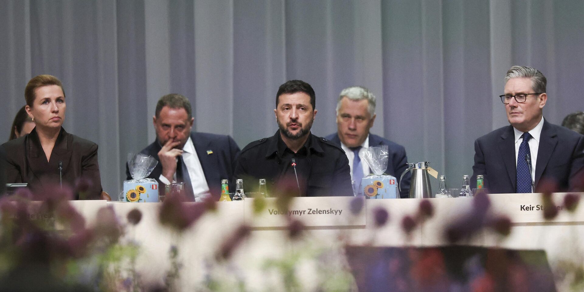 Премьер-министр Дании Метте Фредериксен, Владимир Зеленский и премьер-министр Великобритании Кир Стармер в Копенгагене - ИноСМИ, 1920, 15.12.2025