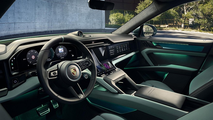 На фото: салон Porsche Cayenne S Electric