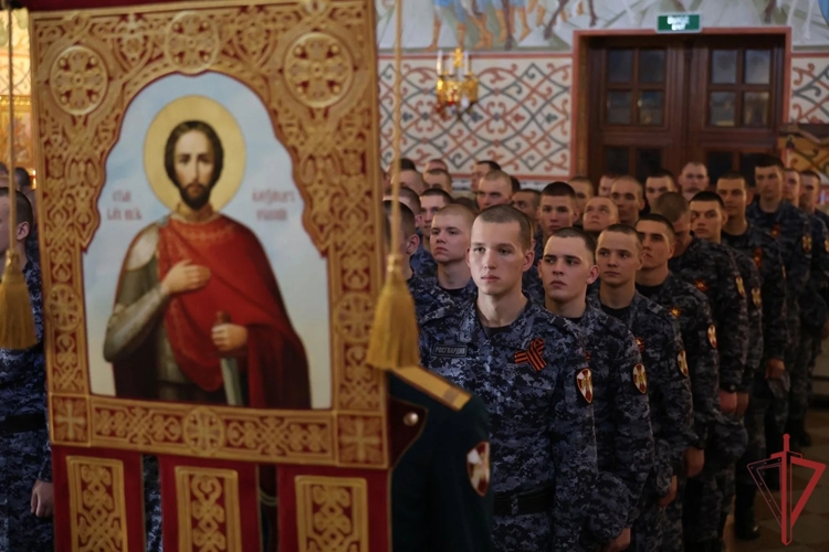 Благодарственный молебен с крестным ходом состоялся в Главном храме Росгвардии в преддверии Дня Победы (видео)