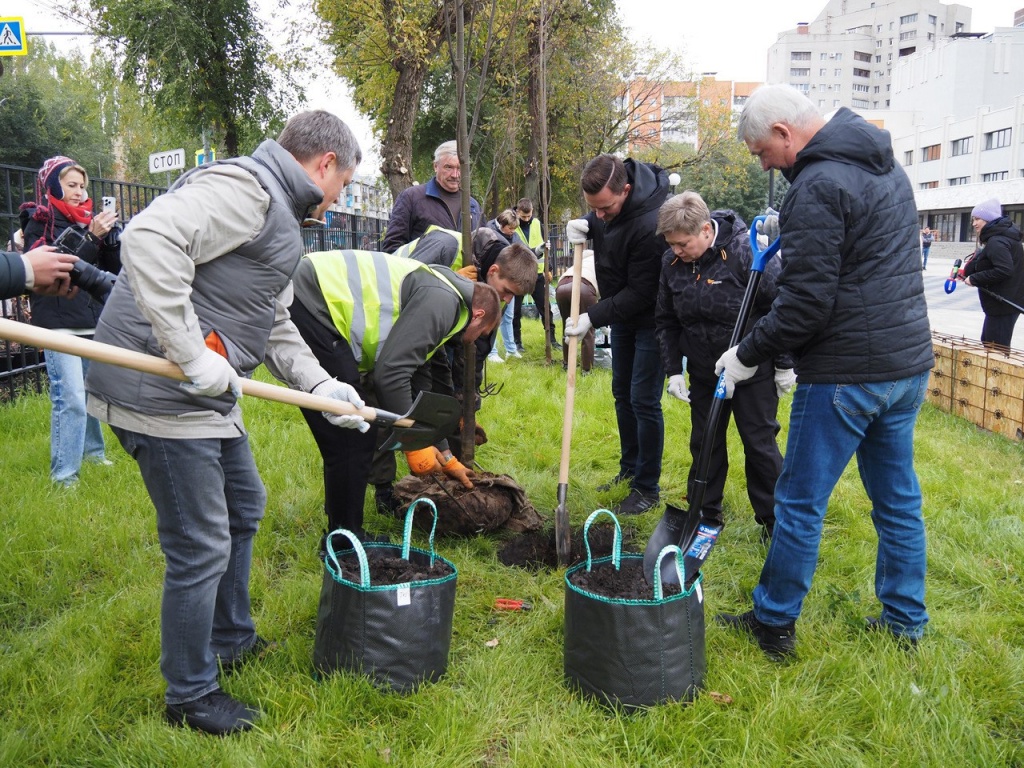 Мэр Воронежа принял участие в общегородском субботнике