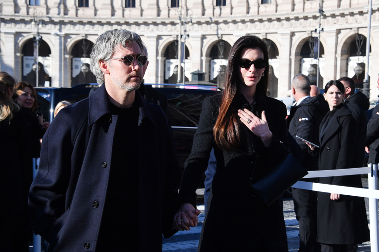 Энн Хэтэуэй, Адам Шульман на похоронах Валентино Гаравани