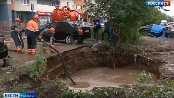 Полное устранение последствий прорыва на пересечении улиц Мичурина и Врубеля может затянуться на две недели 