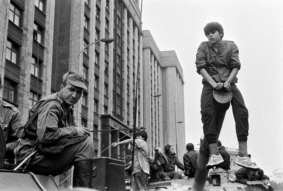 Манифестанты на улицах города в дни Августовского путча 1991 года. Введено чрезвычайное положение и в столицу введены воинские подразделения
