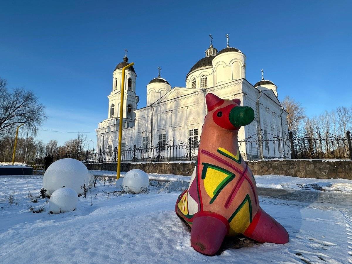 Арт-объекты «Лошадка» и «Птичка» в Ильинском парке знакомят посетителей с традицией солецкой глиняной игрушки.