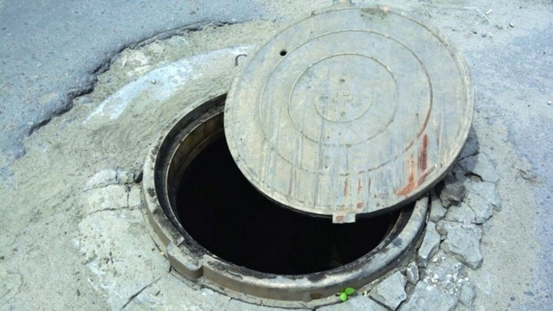 Канализационный колодец открытый. Открытый канализационный люк. Люк с водой. Наступать на открытый канализационный люк. Женщина упала в люк.