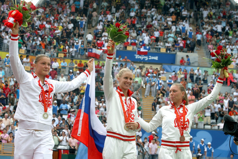 Елена Дементьева (золото), Динара Сафина (серебро) и Вера Звонарева (бронза) во время церемонии награждения 17 августа 2008 года. Олимпийский зеленый теннисный корт в Пекине