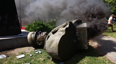 Представители националистических организаций повалили бюст маршала Георгия Жукова в Харькове возле Дворца спорта 2 июня 2019 года