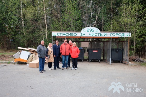 Представители Общественной палаты, депутаты Думы города и представители Молодежного совета стоят около контейнерной площадки