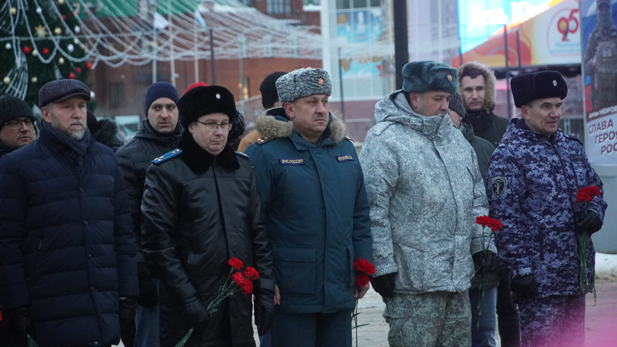 В Нарьян-Маре росгвардейцы возложили цветы в честь Дня Неизвестного Солдата