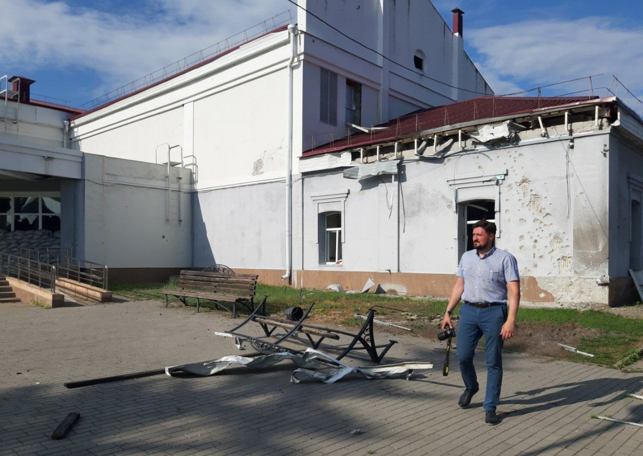Казарма заводских рабочих и электротеатр, библиотека, театральная сцена в Новой Таволжанке