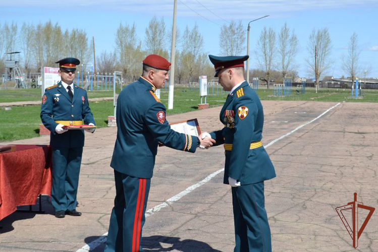 Первый заместитель командующего Сибирским округом Росгвардии поздравил личный состав с годовщиной образования воинской части