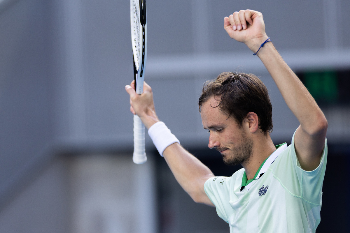 Медведев вышел в четвертьфинал «Мастерса» в Париже