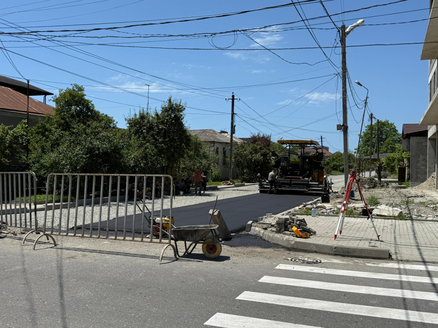 На улице Фазиля Искандера в Сухуме началась укладка асфальтного покрытия