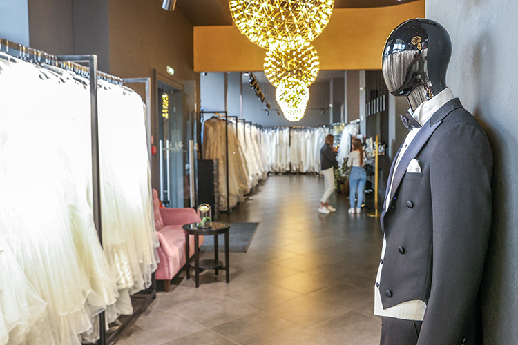 Свадебное платье и костюм для жениха можно найти практически на любой кошелек