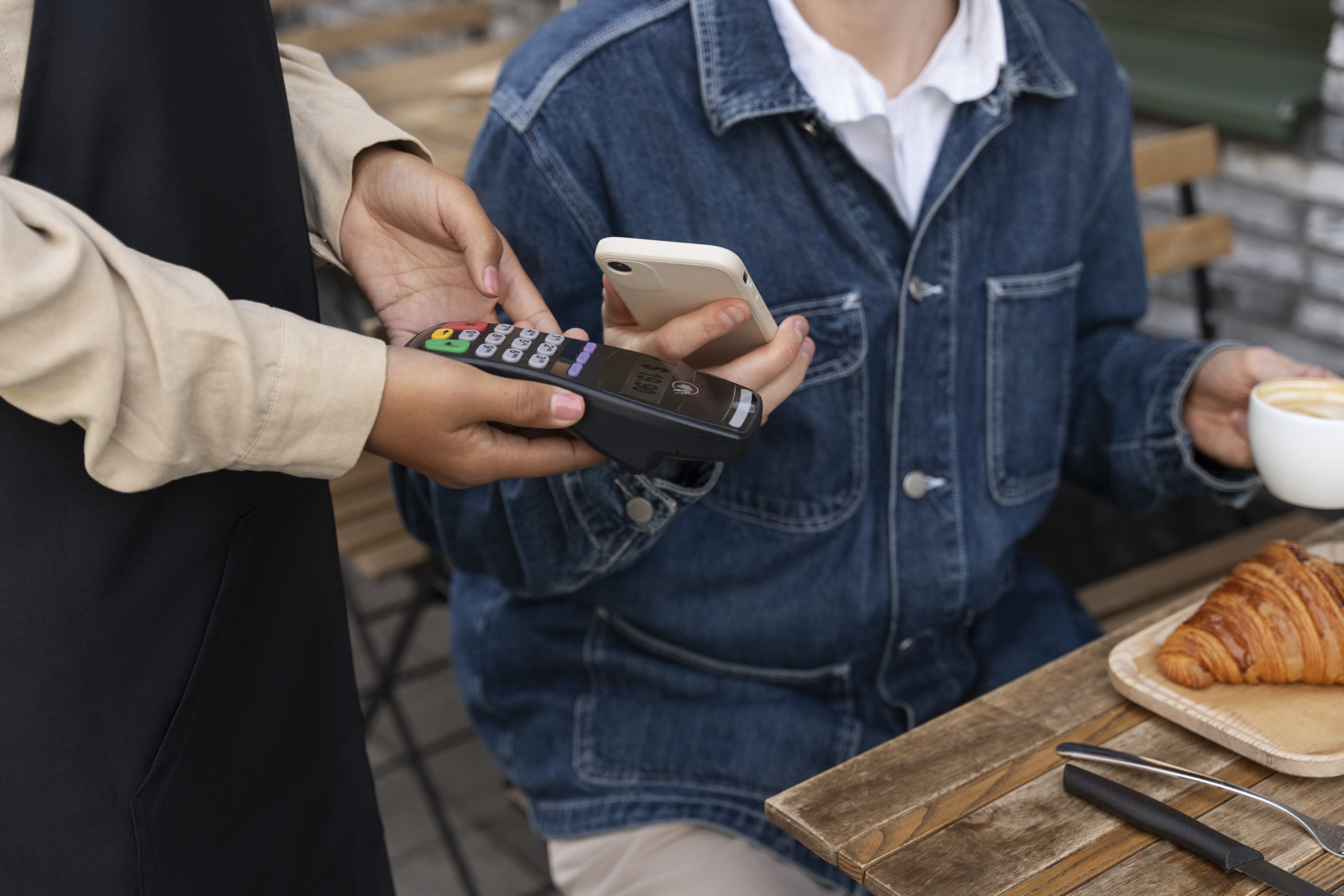 Человек расплачивается с помощью NFC