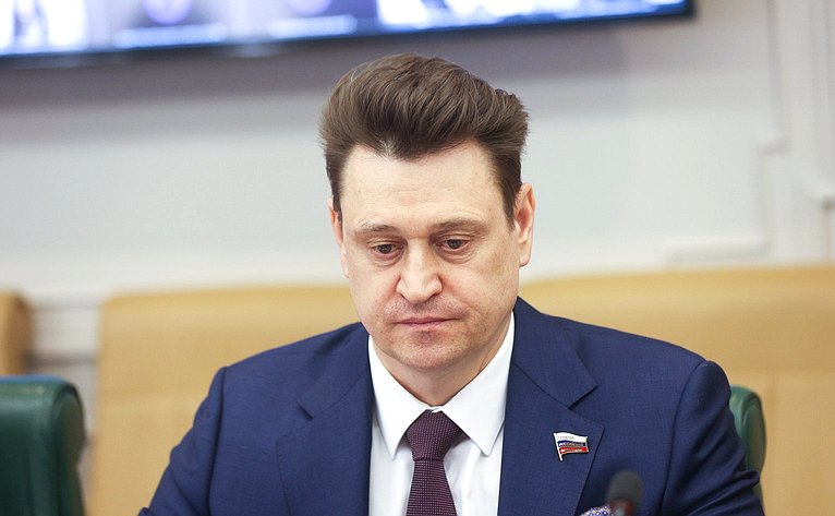 Олег Голов