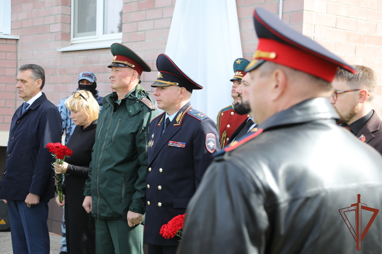 В день ОМОН Росгвардии в память о погибшей сотруднице спецназа открыли мемориальную доску (видео)