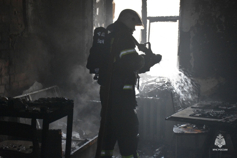 В Тюмени сотрудники МЧС России ликвидировали пожар в многоквартирном доме