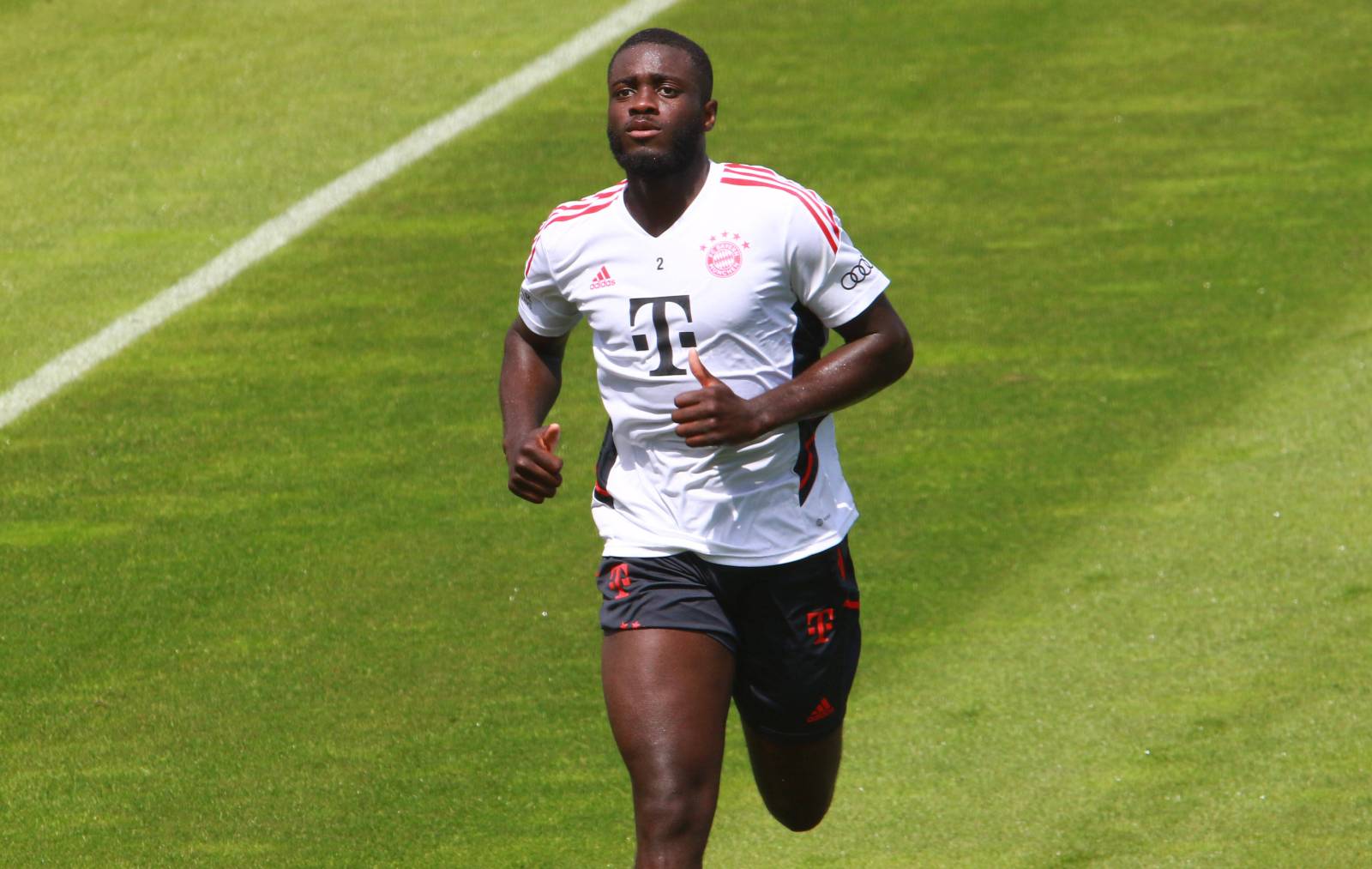 В «Баварии» высказались о будущем Упамекано