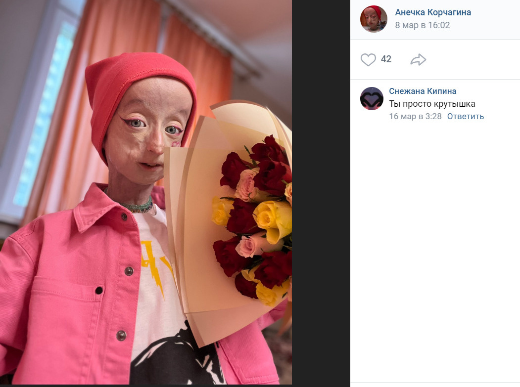 Аня любит краситься и с удовольствием делайет мейкап подругам, которые часто приходят в гости