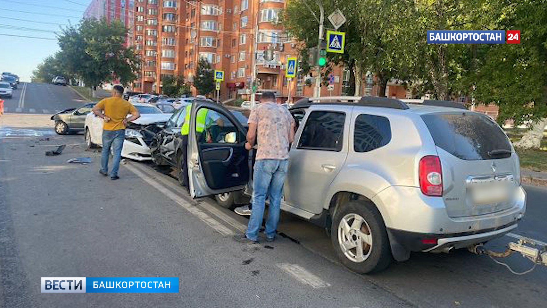Новости уфы сегодня самые свежие происшествия. Авария на Тверской улице. Человек возле машины.