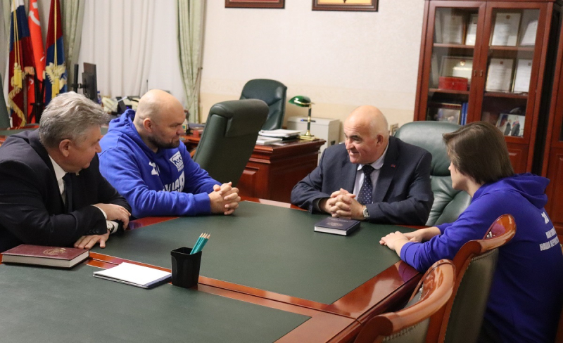 Губернатор Сергей Ситников провел рабочую встречу лидером молодогвардейцев России