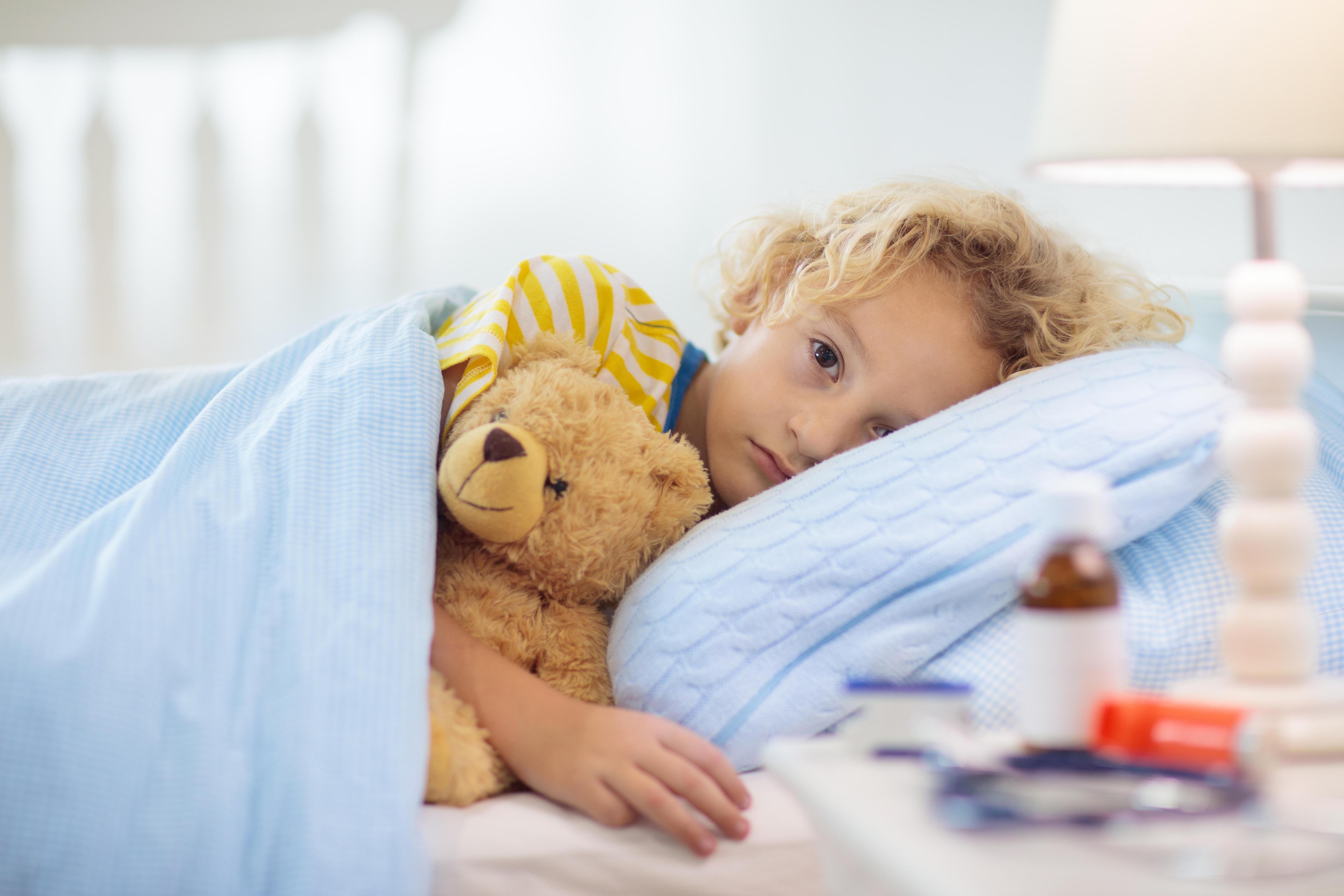 Почему ребенок часто болеет простудными. Грипп у детей. Больной ребенок. От гриппа для детей. Грипп h1n1 симптомы у детей.