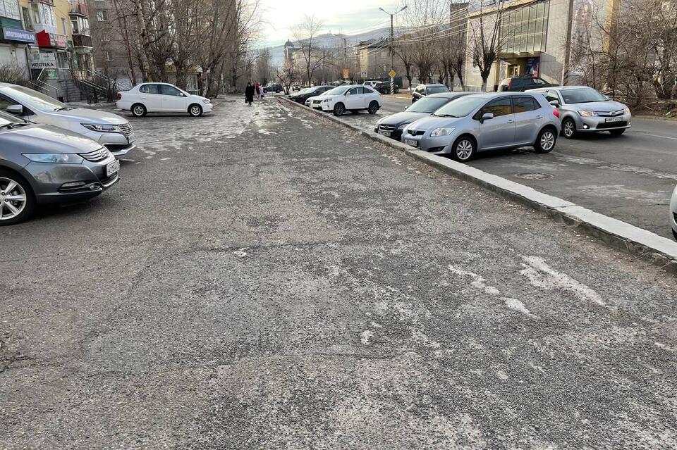 Отсутствовать тротуар. Тротуар. Парковка. Парковка автомобиля. Тротуар в городе.