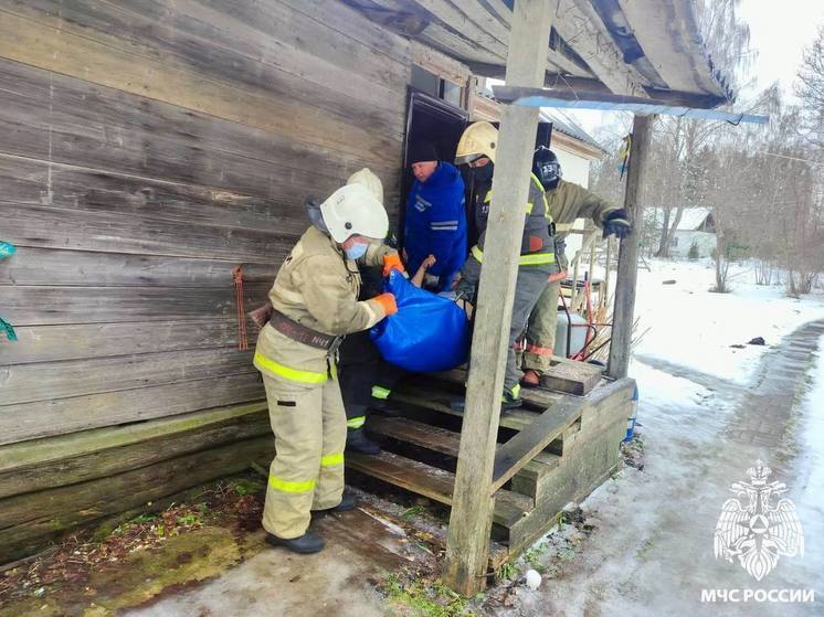 В Тверской области спасатели и медики помогли маломобильному человеку