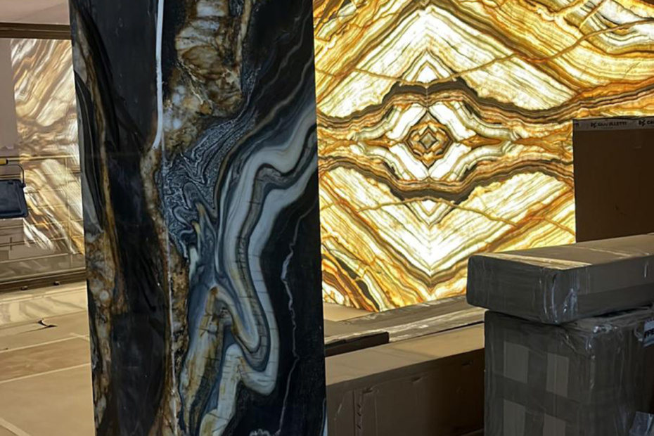 Мраморные стены с подсветкой в доме Филиппа Киркорова