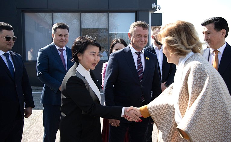 Инна Святенко совместно с Бату Хасиковым, сенатором РФ, международным гроссмейстером Сергеем Карякиным открыли шахматный турнир «Хаврин тег», посвящённый 80-летию Великой Победы