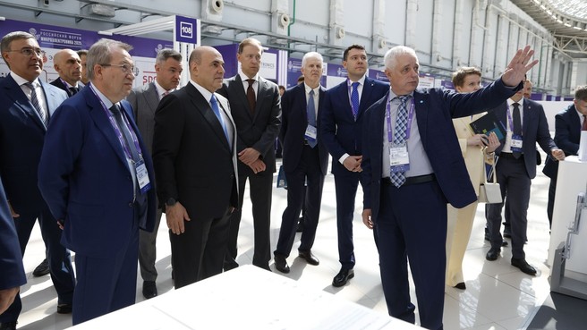 Михаил Мишустин осмотрел выставку Российского форума «Микроэлектроника 2025». С Министром науки и высшего образования Валерием Фальковым, Министром промышленности и торговли Антоном Алихановым, Денисом Мантуровым, президентом РАН Геннадием Красниковым, председателем Совета федеральной территории «Сириус» Еленой Шмелевой, помощником президента Андреем Фурсенко