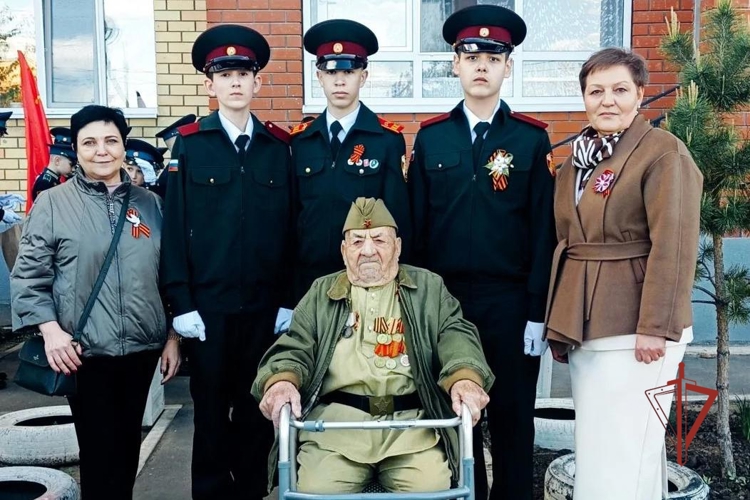 В Оренбурге подшефные Росгвардии кадеты присоединились к акции «Парад у дома ветерана» 