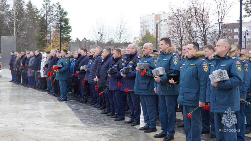 В Ноябрьске проходит второй день «Конгресса безопасности Арктики 2024».День начался с возложения цветов к мемориалу на площади Памяти.