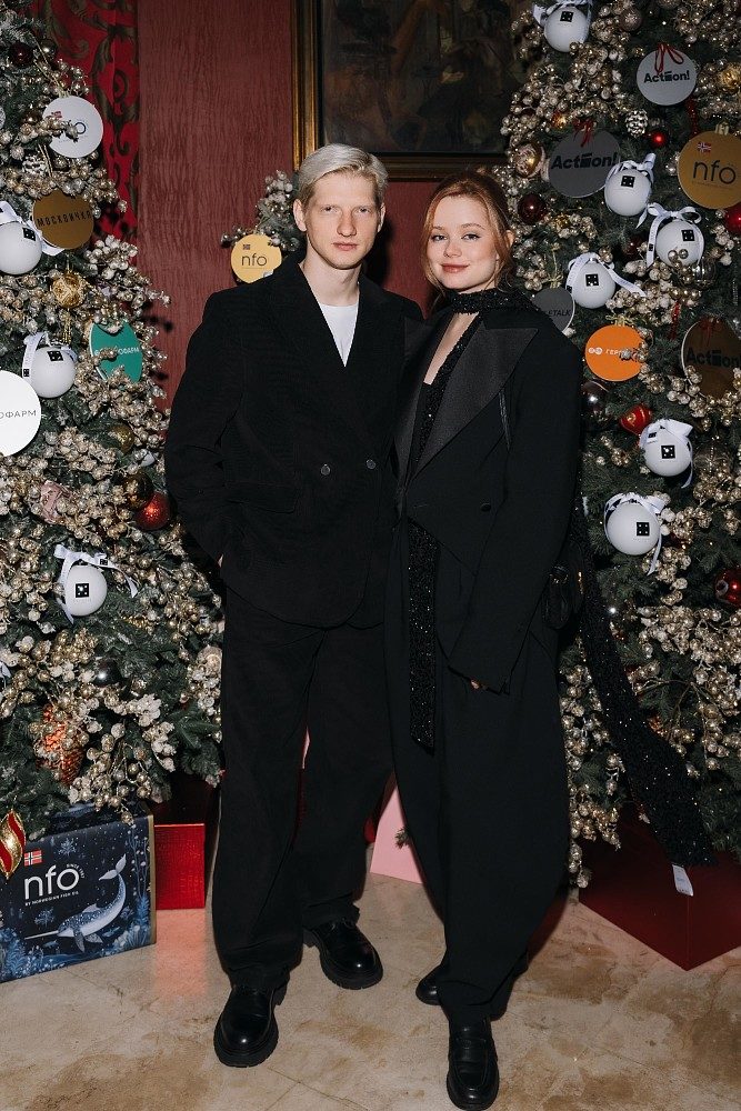 Ценный подарок: Юлия Снигирь, Виктория Толстоганова и Стася Милославская