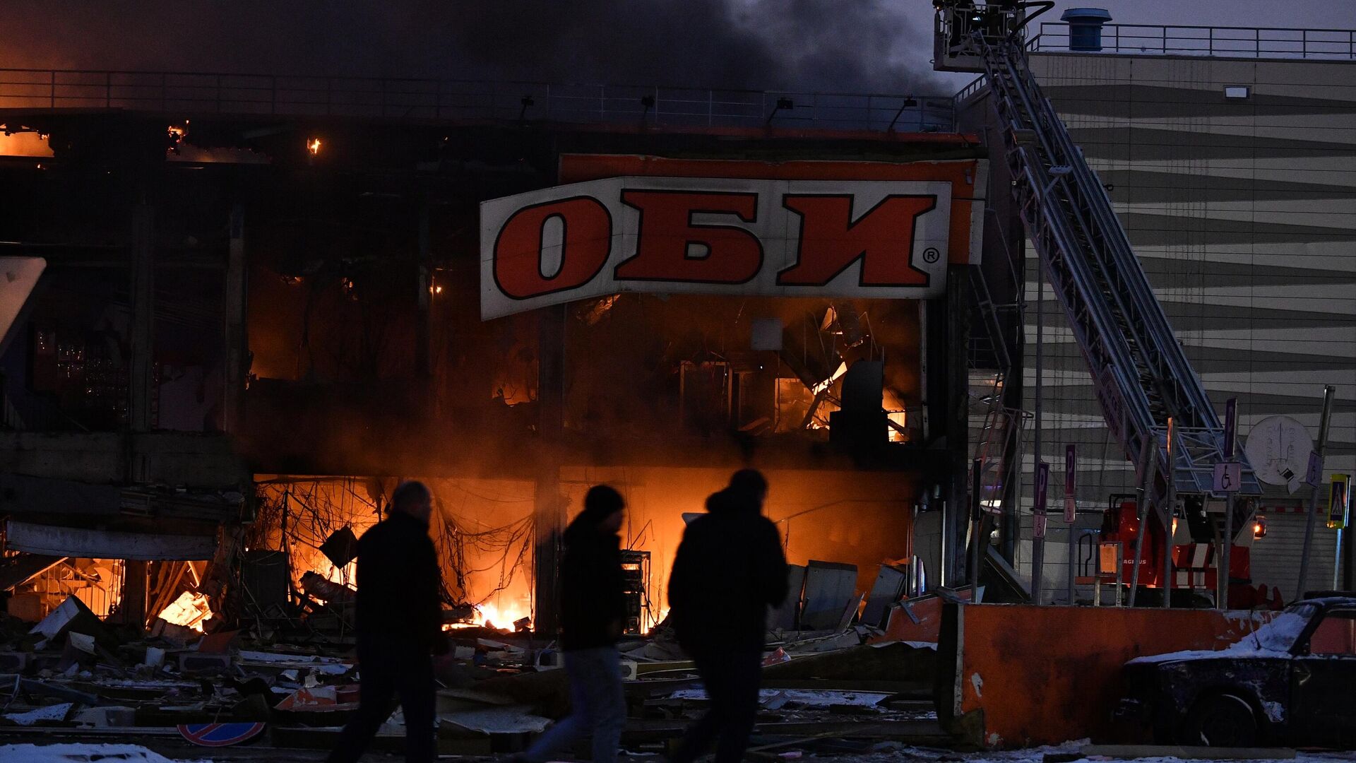 Тц лоцман пожар. Оби Химки пожар. Гипермаркет Оби Химки пожар. Пожаре в гипермаркете Obi в Химках.