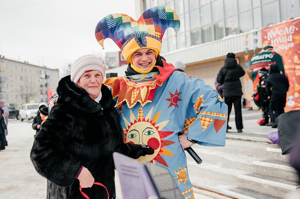 Фото Перетягивание вязанки сосисок и «Ода колбасе»: как отметили Масленицу в селе Криводановка Новосибирской области 2