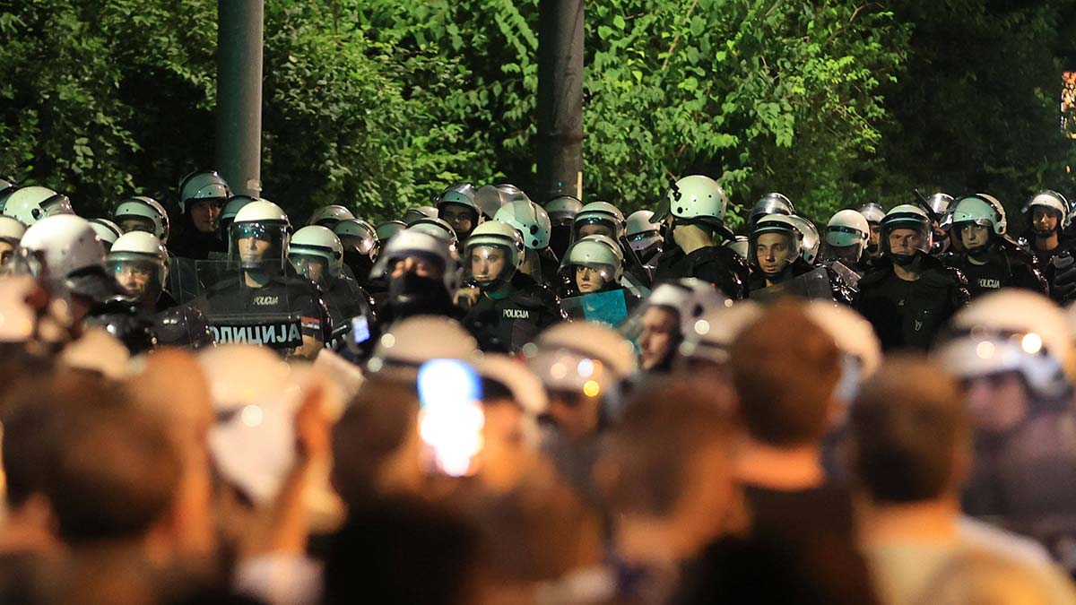 107 протестующих задержано в Сербии