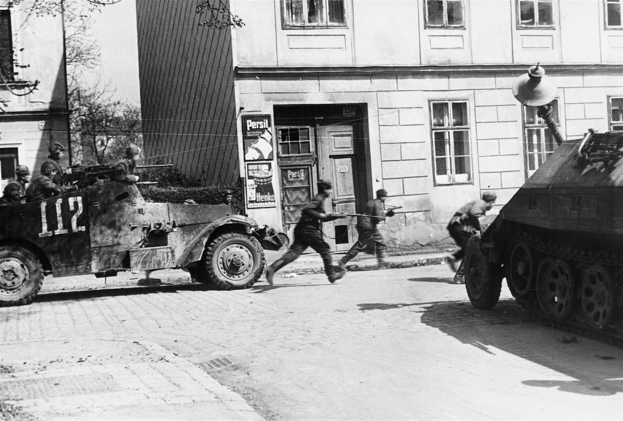 Советские солдаты атакуют под прикрытием бронетранспортёра M3 Scout Car в Вене.
