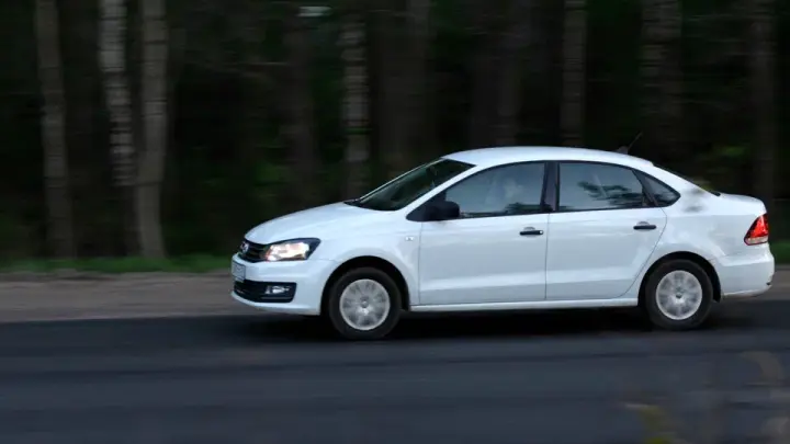 Просидела в запертой машине 13 часов, куталась в полиэтилен: Женщина вступила в противостояние с приставами