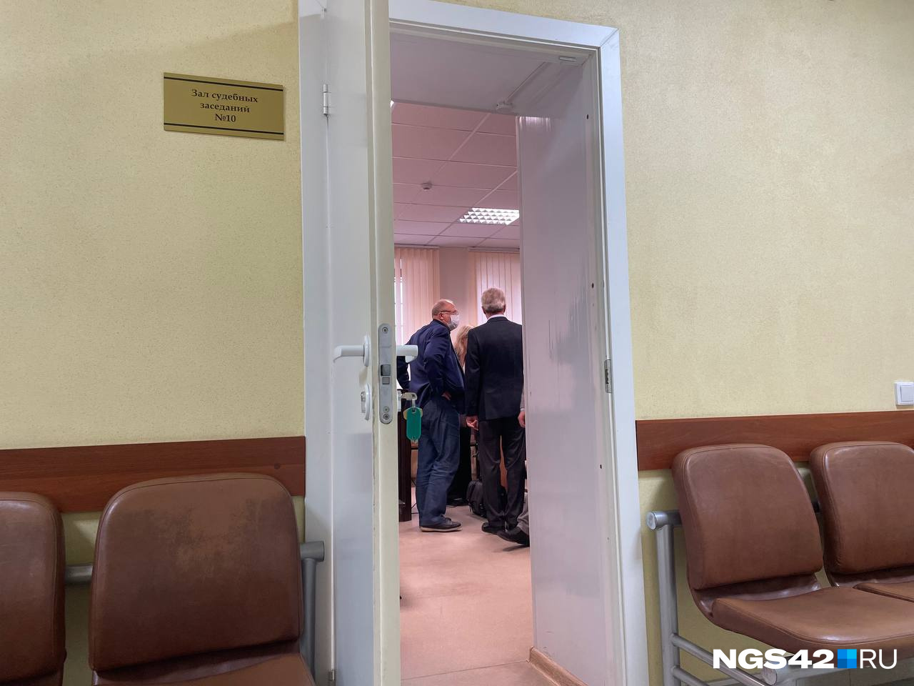 Федяев зашел в зал суда. Пока общается со своими адвокатами